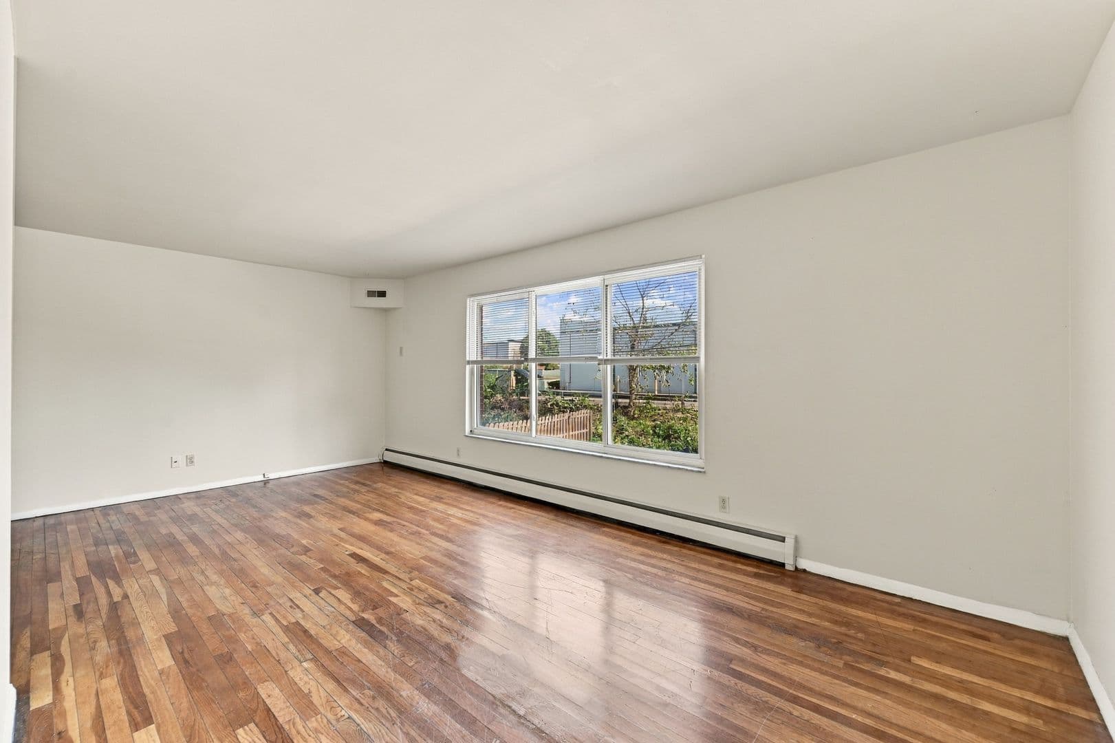 INDIANAPOLIS Apartment: 7155 EAST 21ST STREET
