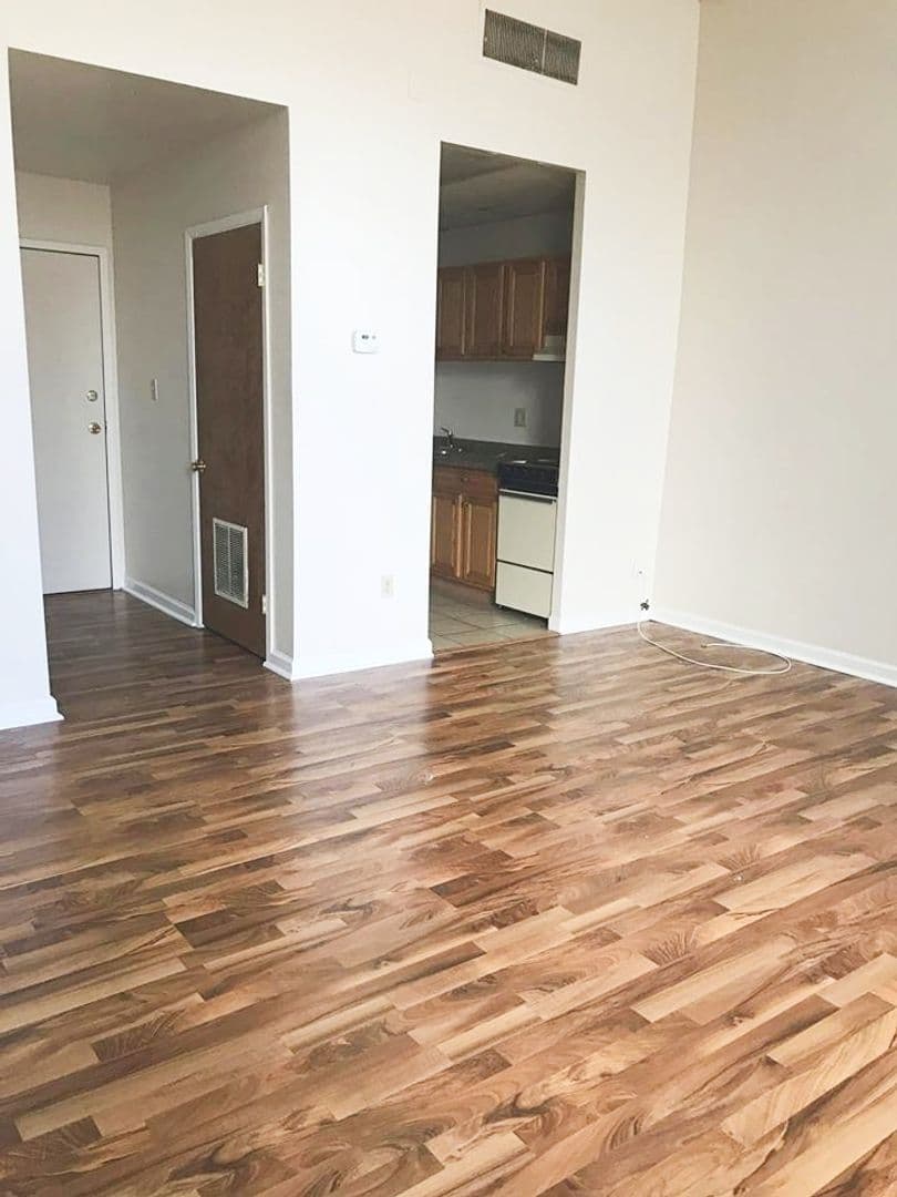 INDIANAPOLIS Apartment: 1350 N MERIDIAN STREET