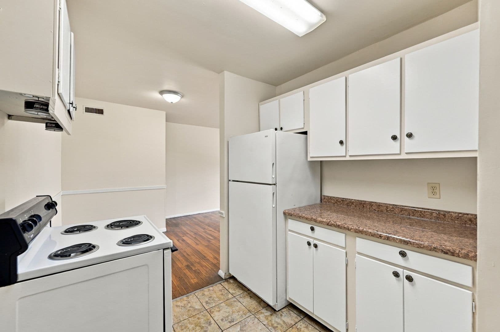 INDIANAPOLIS Apartment: 7155 EAST 21ST STREET