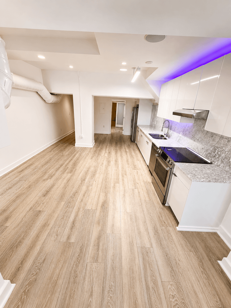 Los Angeles Apartment: 125 West 4th St