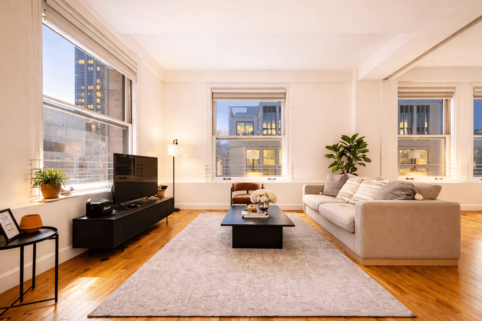 Los Angeles Apartment: 125 West 4th St