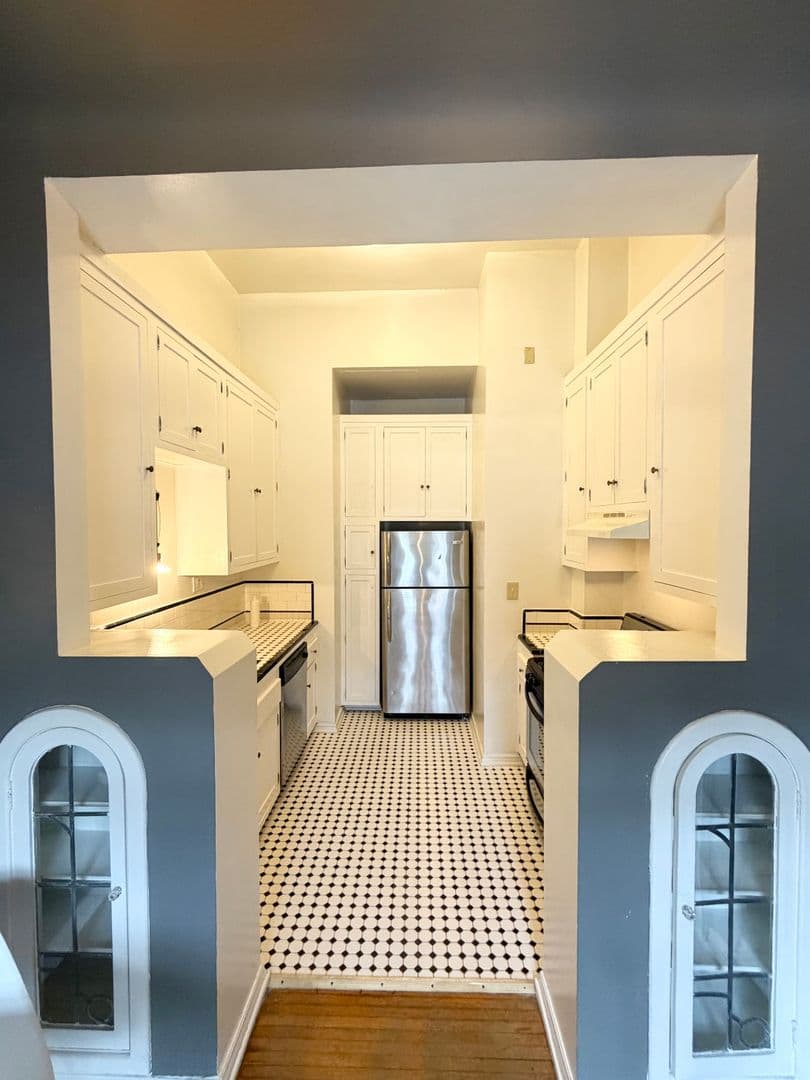 Los Angeles Apartment: 4121 Wilshire Blvd