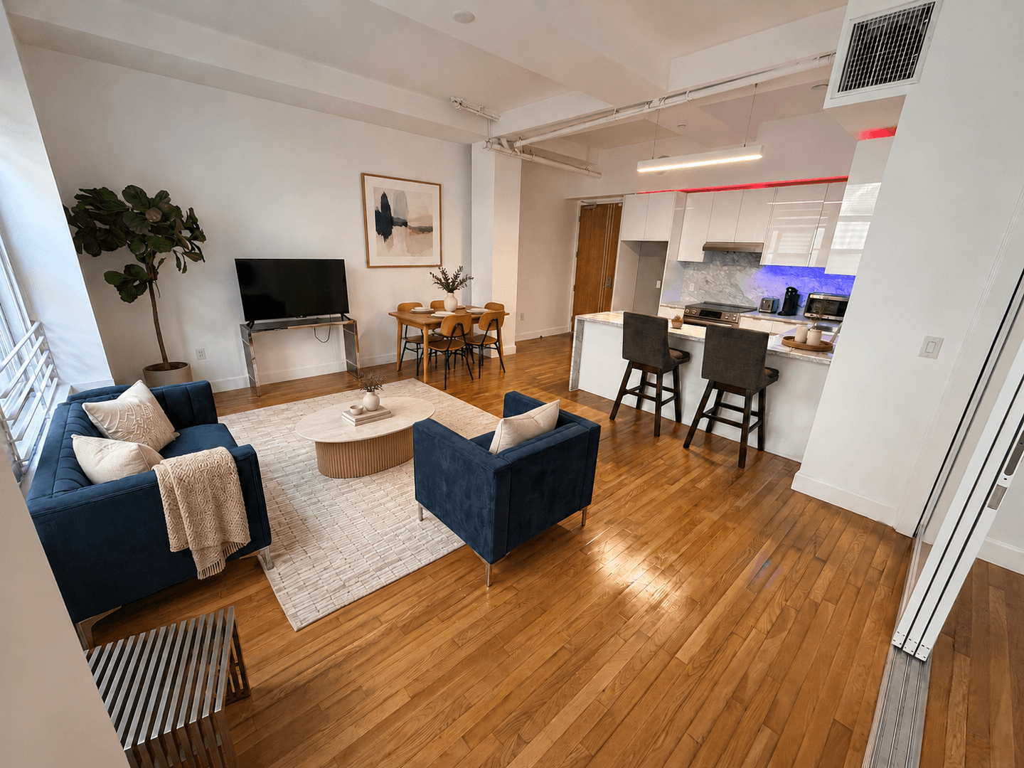 Los Angeles Apartment: 125 West 4th St