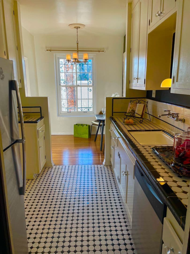 Los Angeles Apartment: 4121 Wilshire Blvd