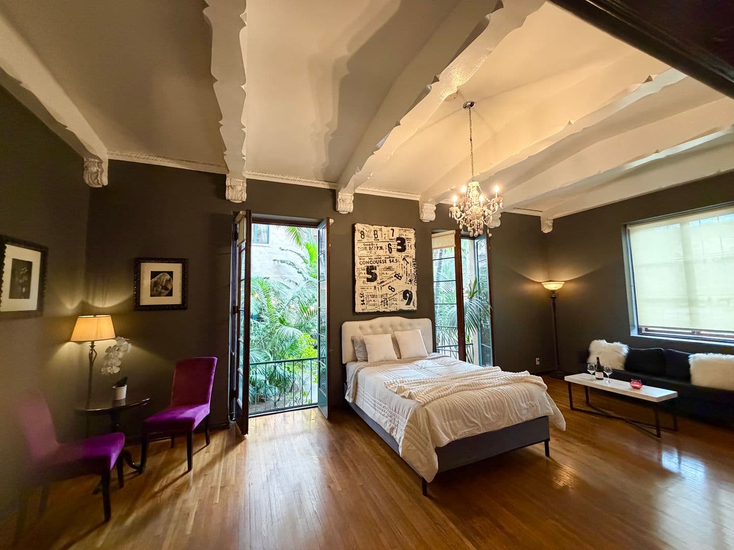 Los Angeles Apartment: 4121 Wilshire Blvd