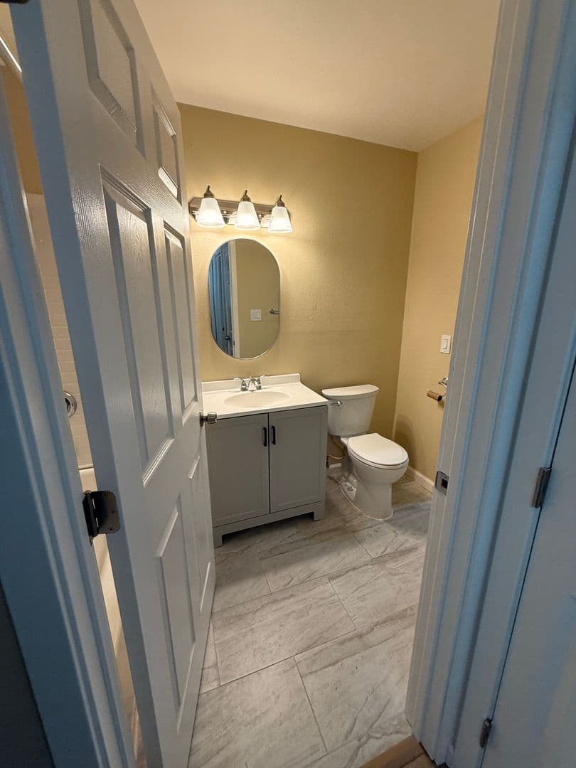 modesto Apartment: 208 Kingston Lane