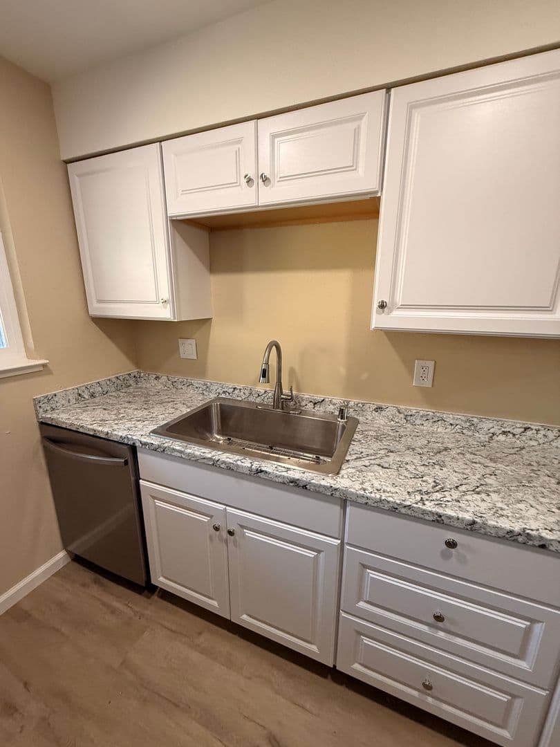 modesto Apartment: 208 Kingston Lane