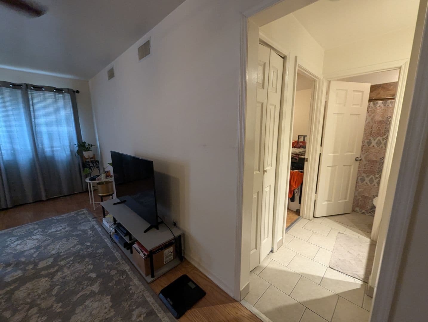 Chicago Apartment: 1111 W. Hollywood Ave.