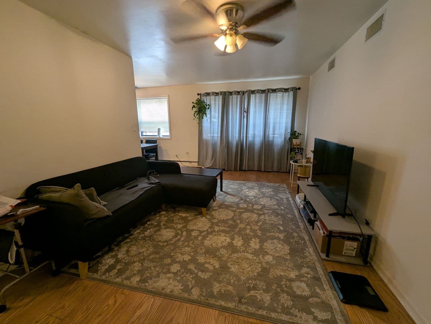 Chicago Apartment: 1111 W. Hollywood Ave.