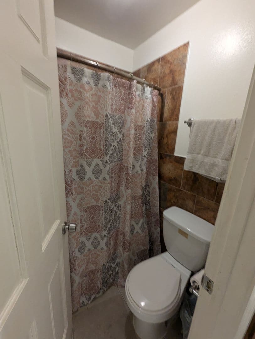 Chicago Apartment: 1111 W. Hollywood Ave.