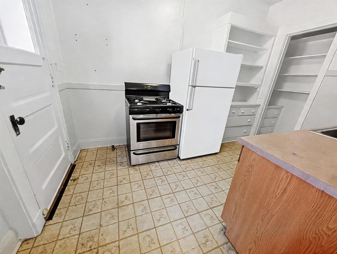 Chicago Apartment: 1304 W. Rosemont Ave