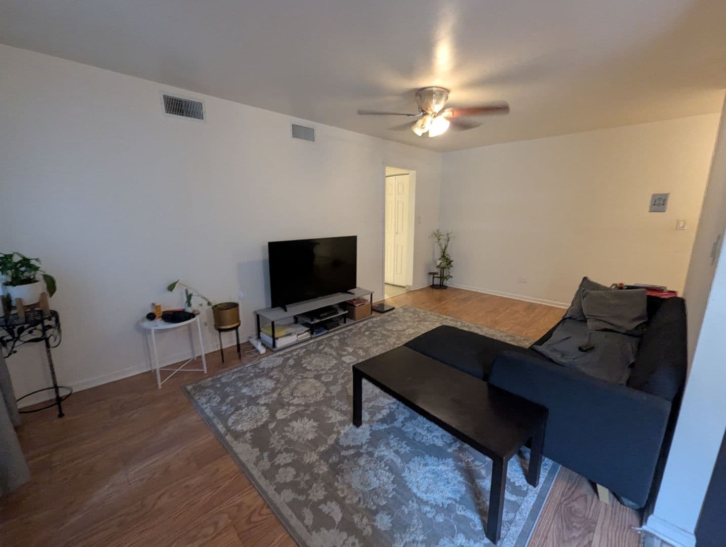 Chicago Apartment: 1111 W. Hollywood Ave.