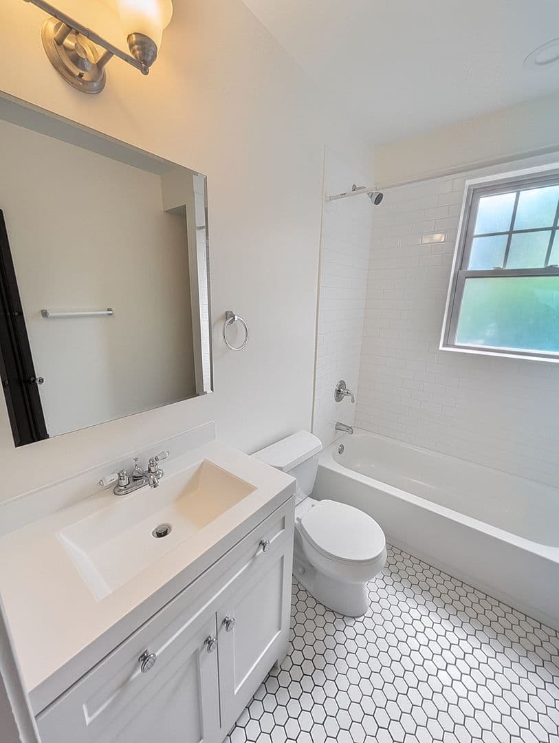 Chicago Apartment: 6638 N. Glenwood