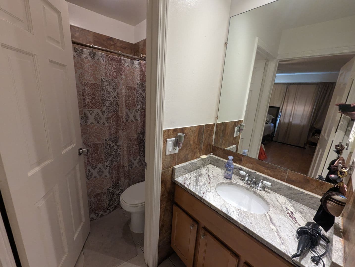 Chicago Apartment: 1111 W. Hollywood Ave.