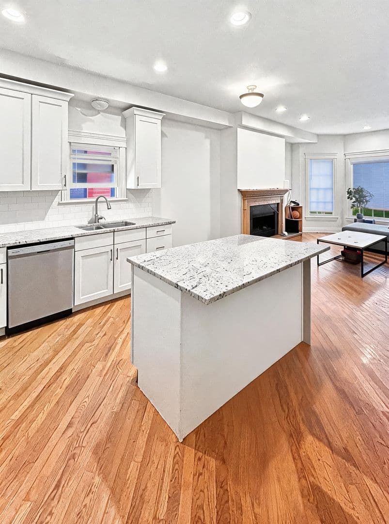 Chicago Apartment: 1657 W. Wrightwood Ave