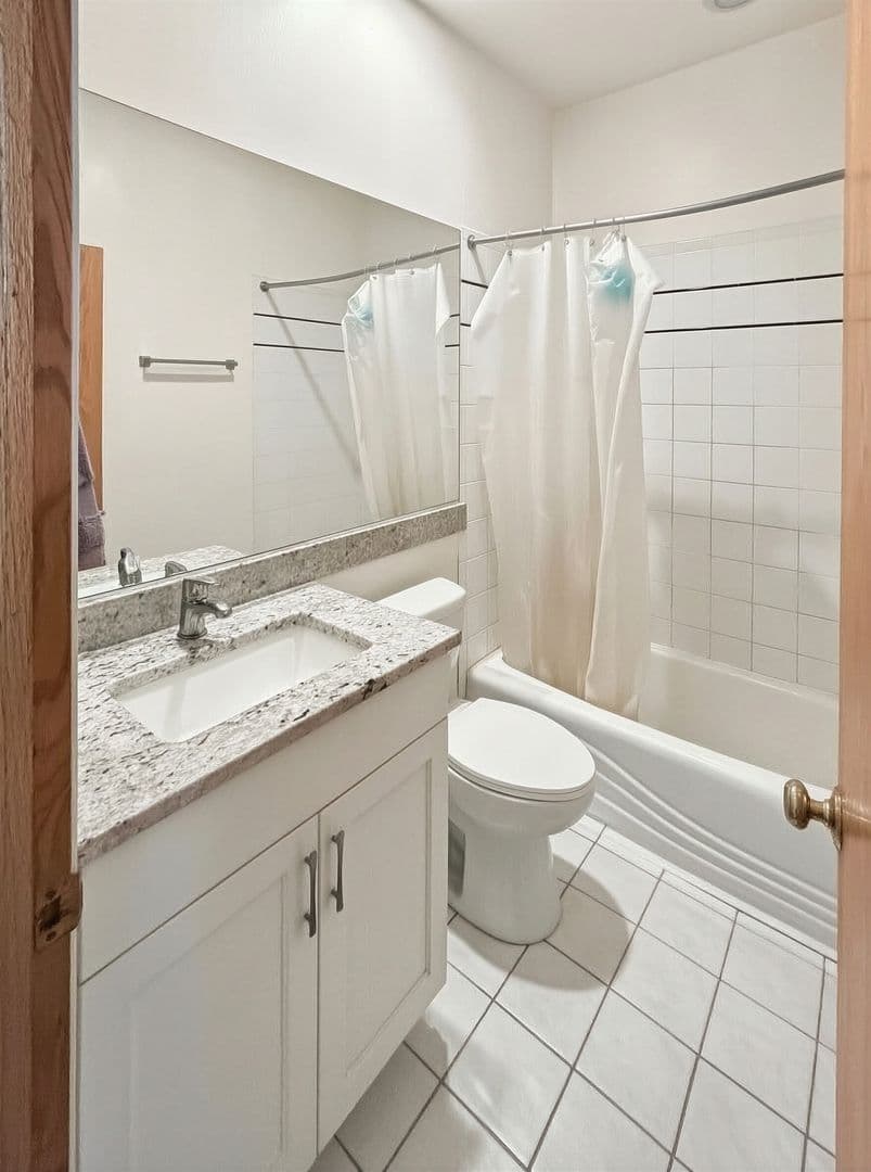 Chicago Apartment: 1657 W. Wrightwood Ave