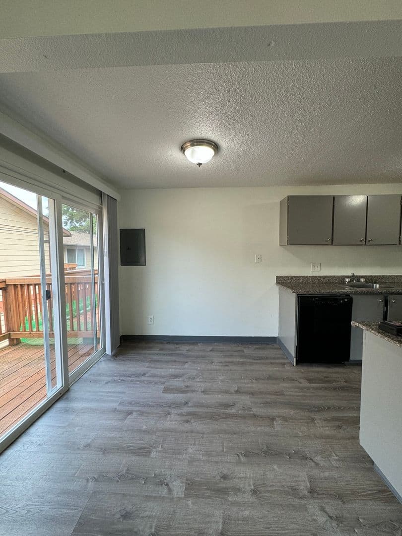 Portland Apartment: 621 NE 162nd