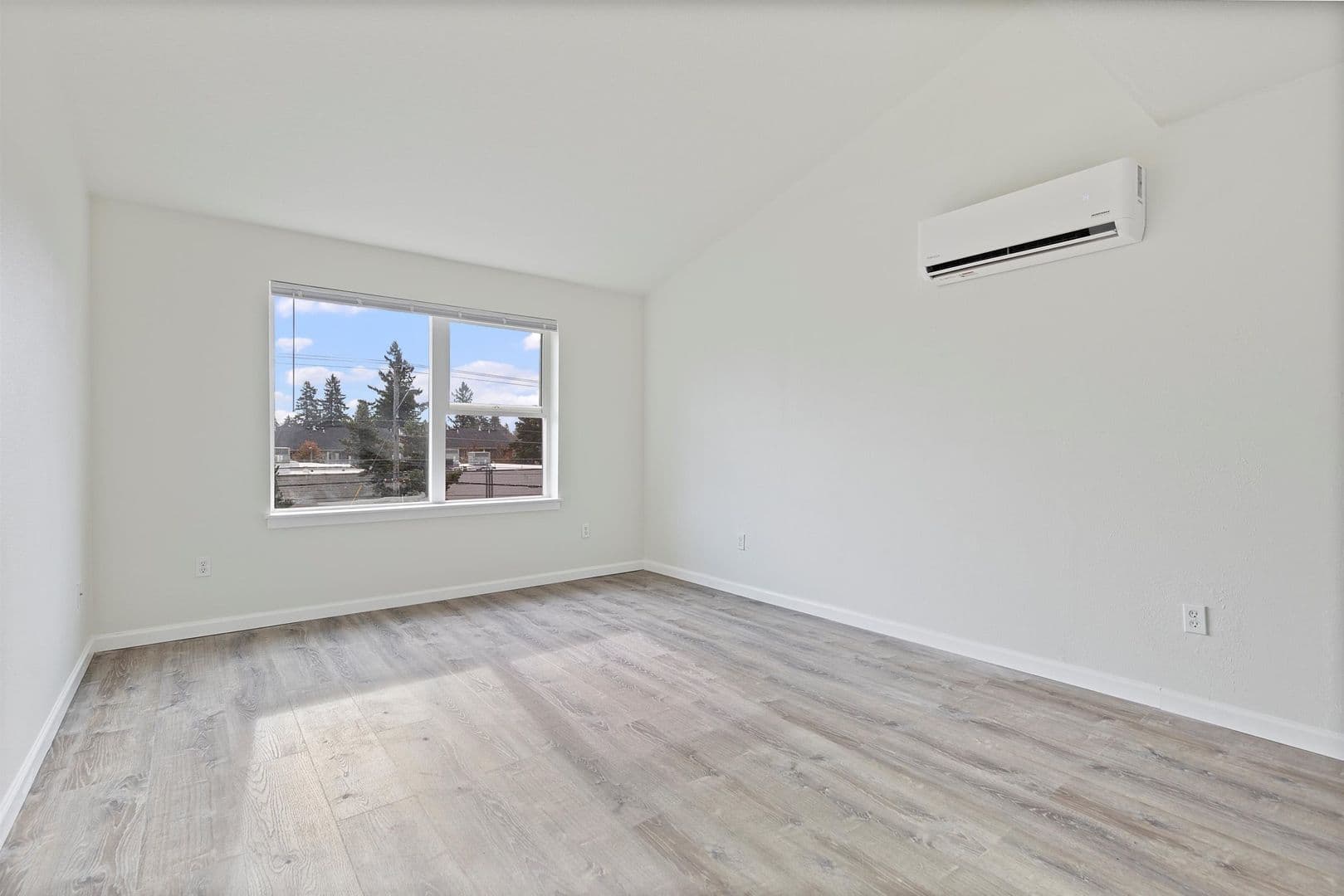 Portland Apartment: 450 SE 127th Ave.