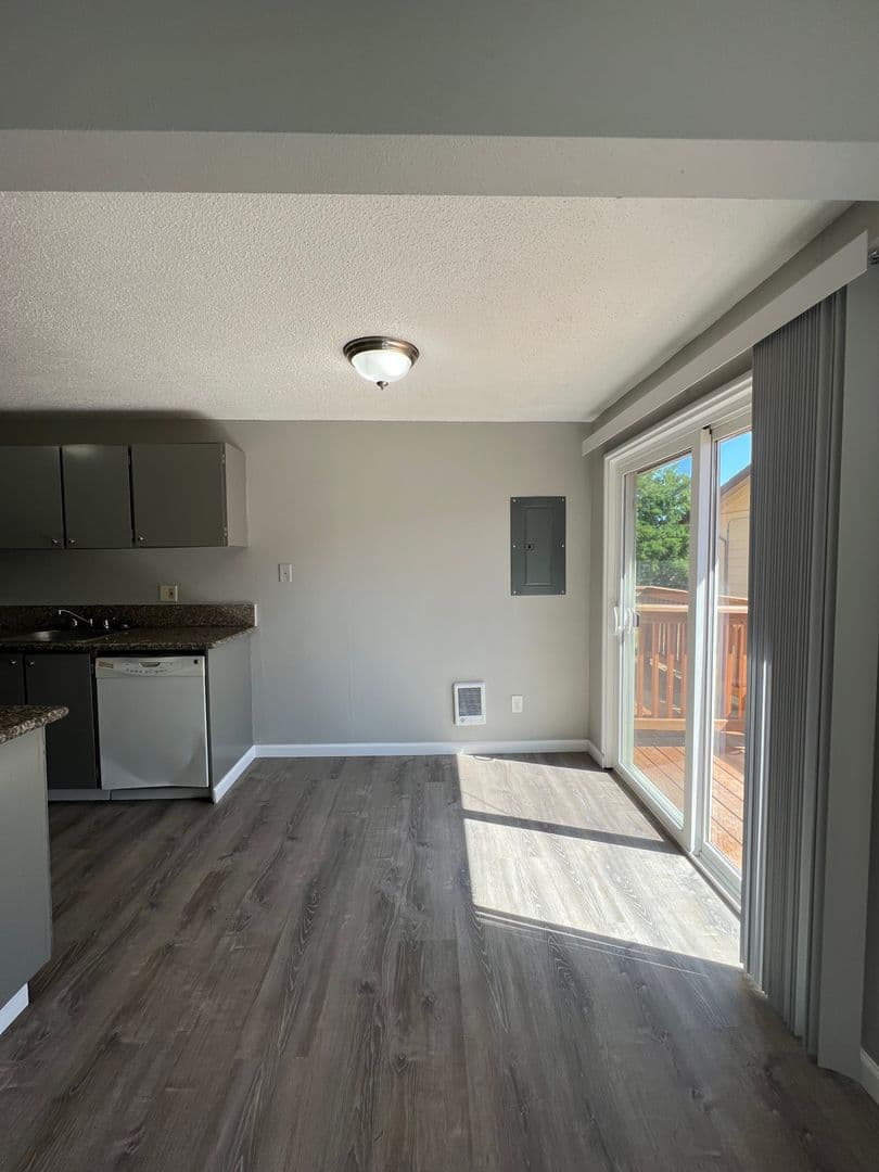 Portland Apartment: 621 NE 162nd