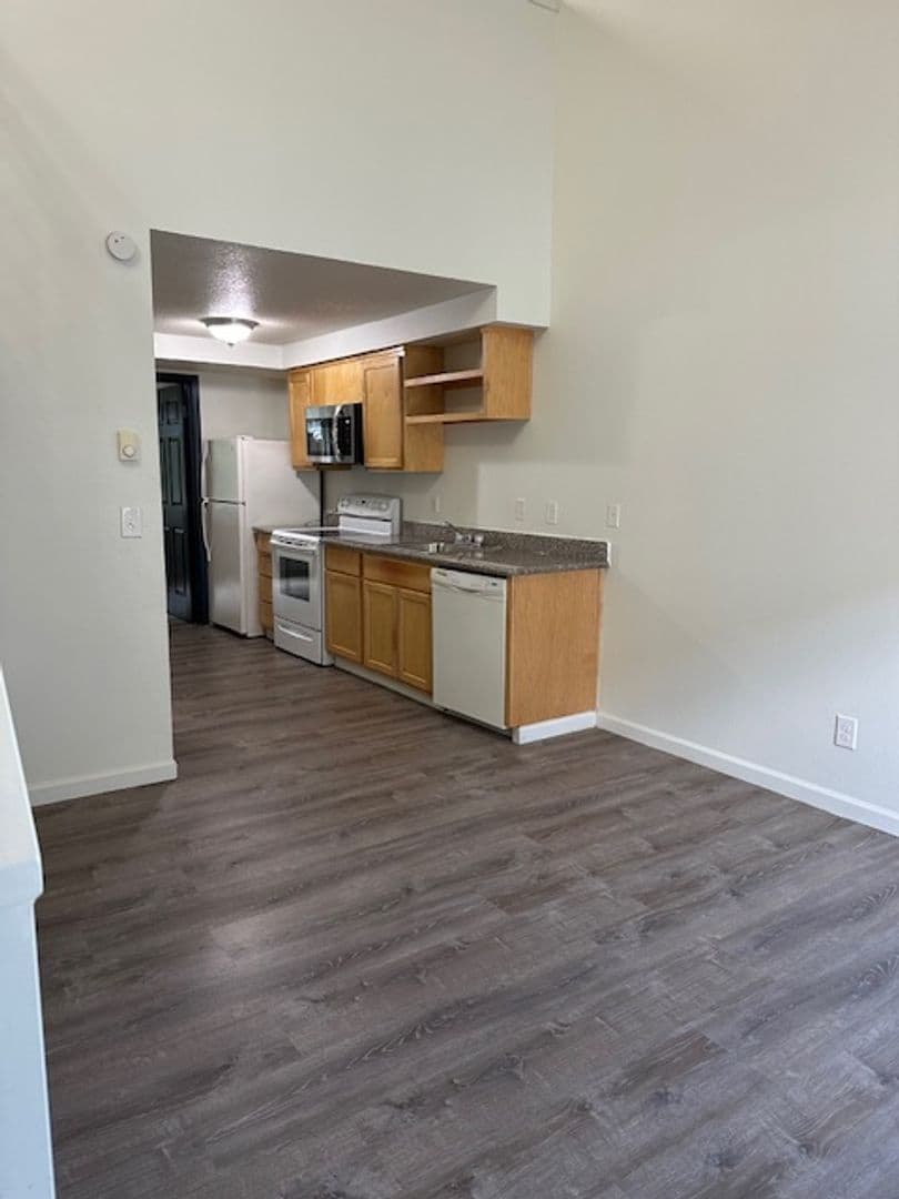 Portland Apartment: 12026 SE Ash St