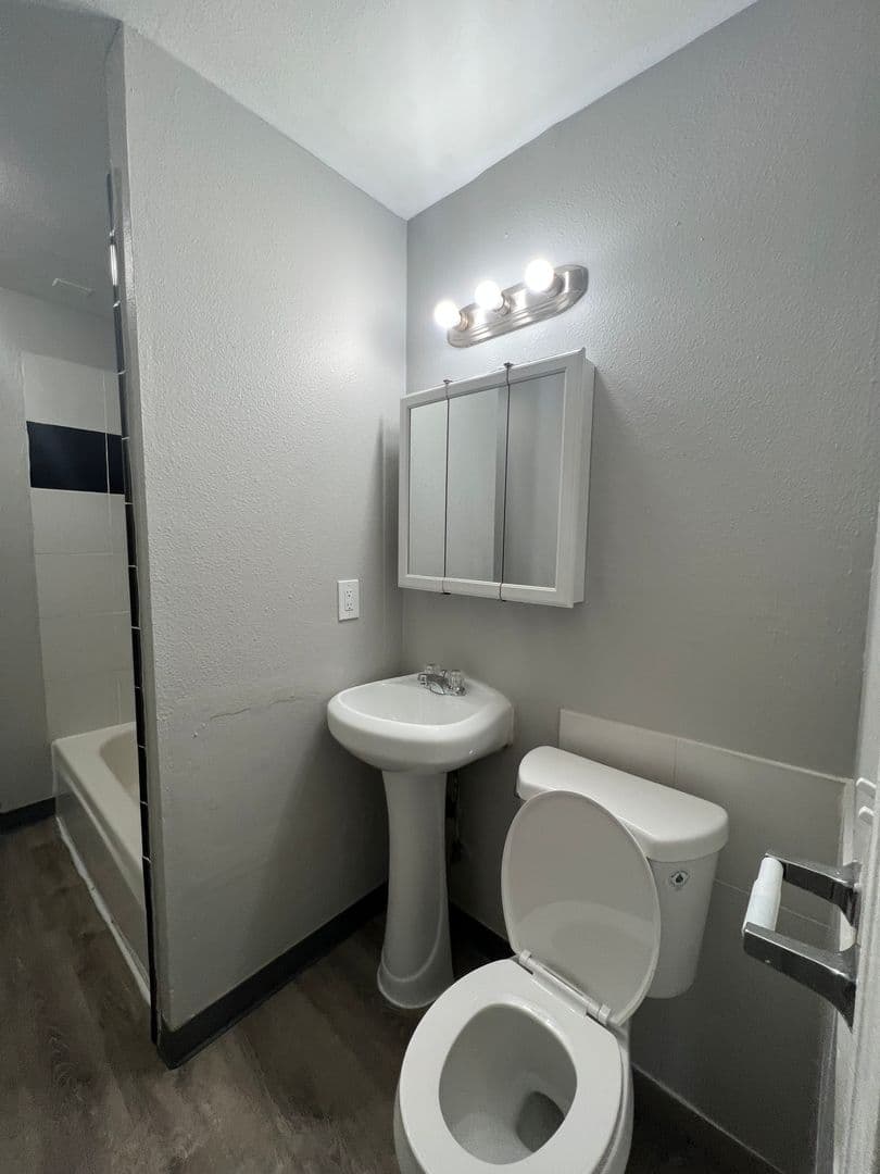 Portland Apartment: 16124 SE Alder St.