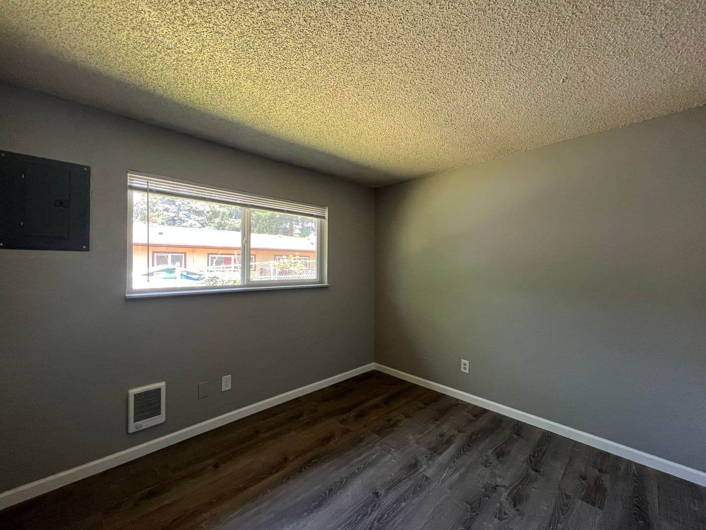 Portland Apartment: 878 SE 187th