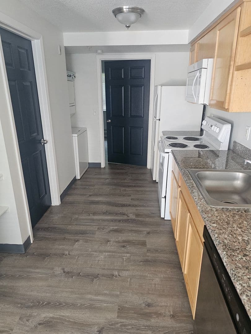 Portland Apartment: 12026 SE Ash St