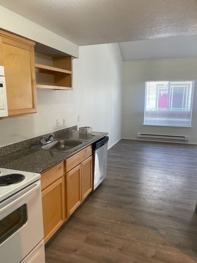 Portland Apartment: 12026 SE Ash St