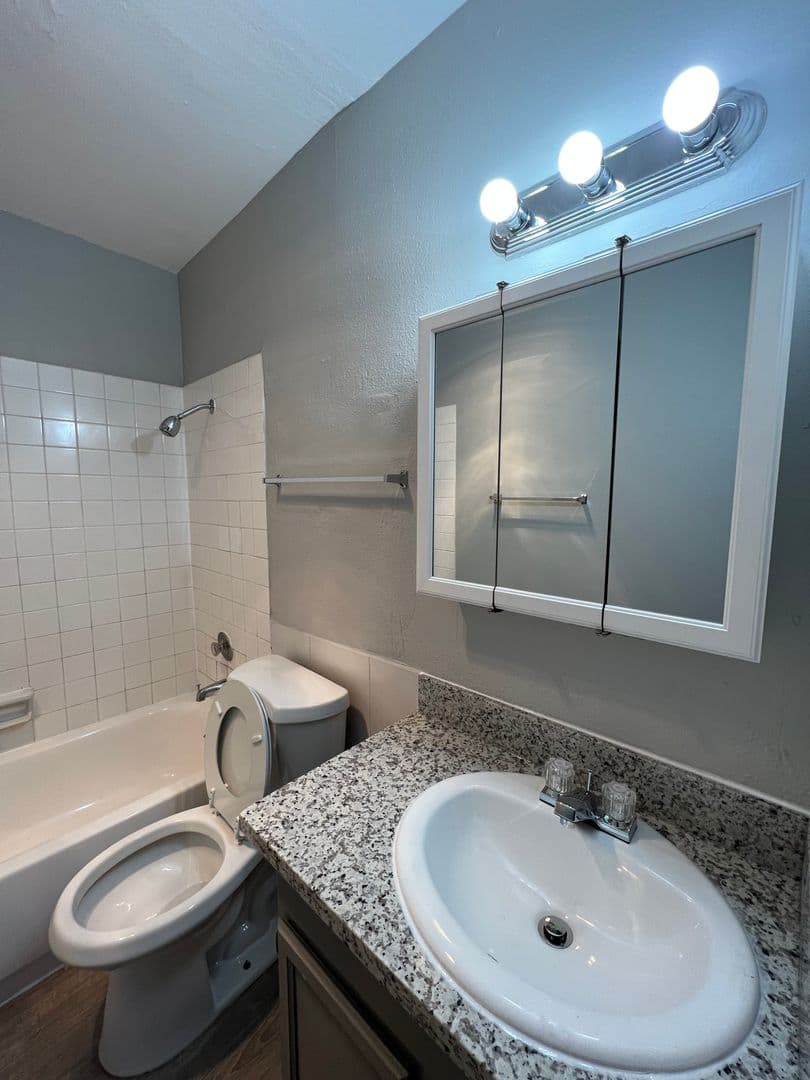 Portland Apartment: 16124 SE Alder St.