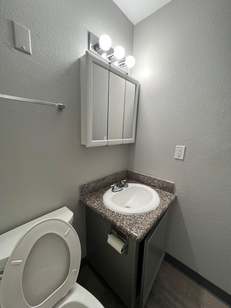 Portland Apartment: 720 SE 187th