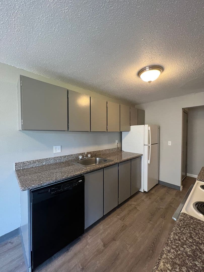 Portland Apartment: 621 NE 162nd