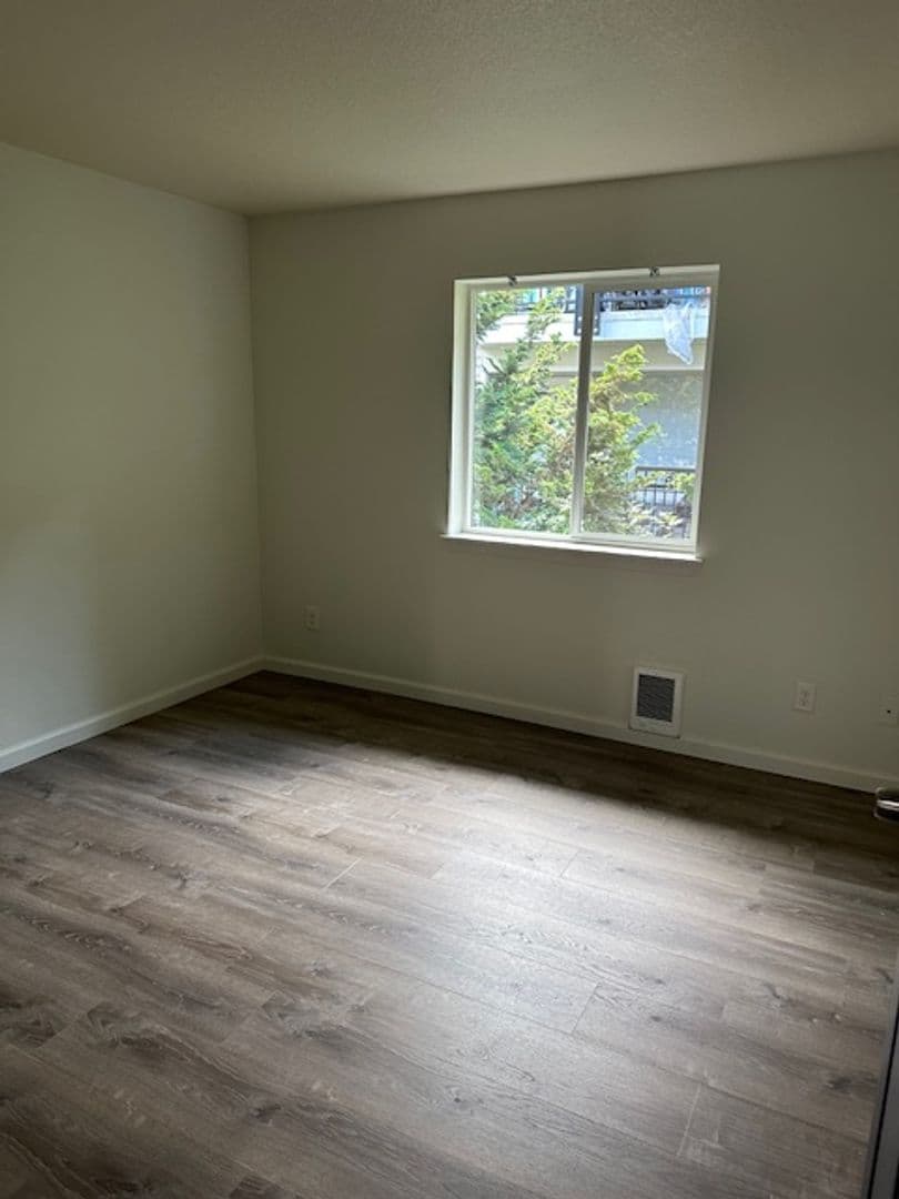 Portland Apartment: 12026 SE Ash St