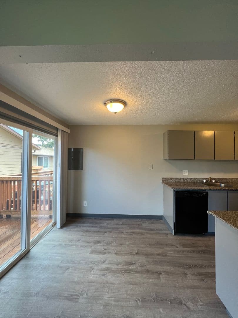 Portland Apartment: 621 NE 162nd