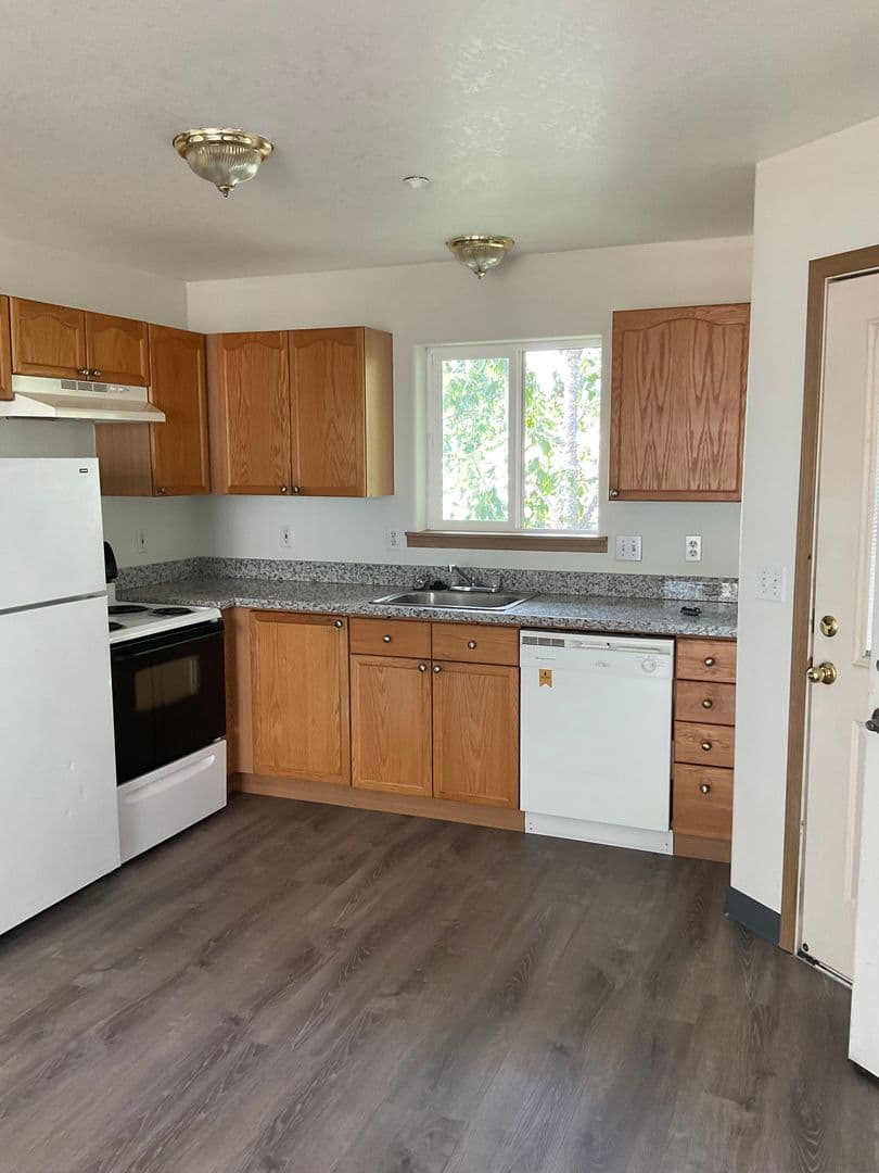 Portland Apartment: 110 & 114 SE 146th Ave.