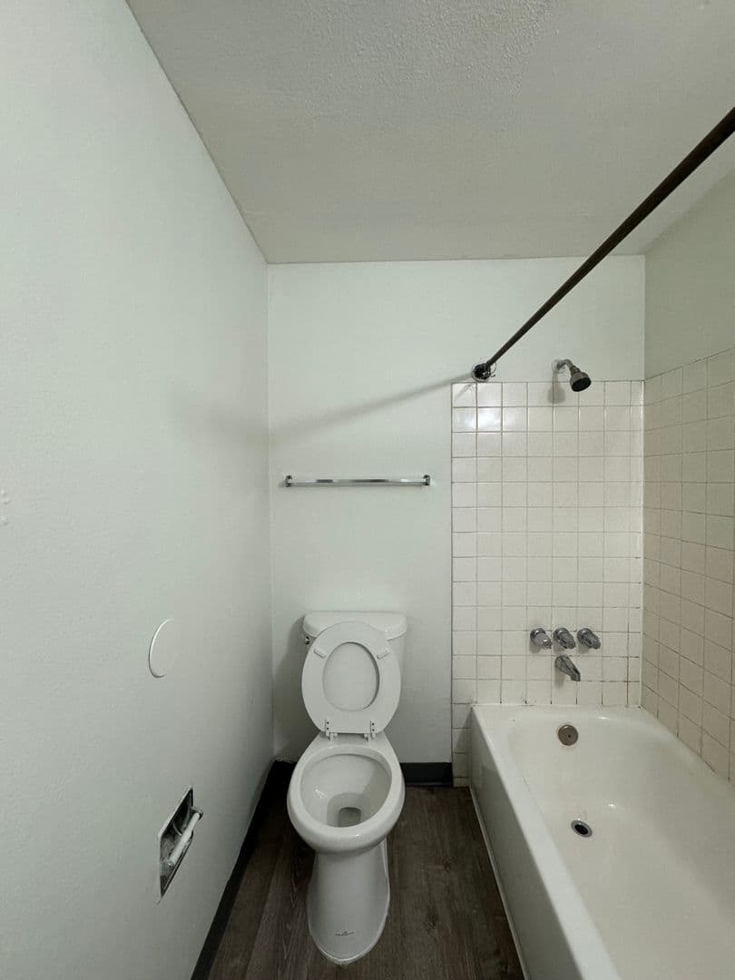 Portland Apartment: 621 NE 162nd