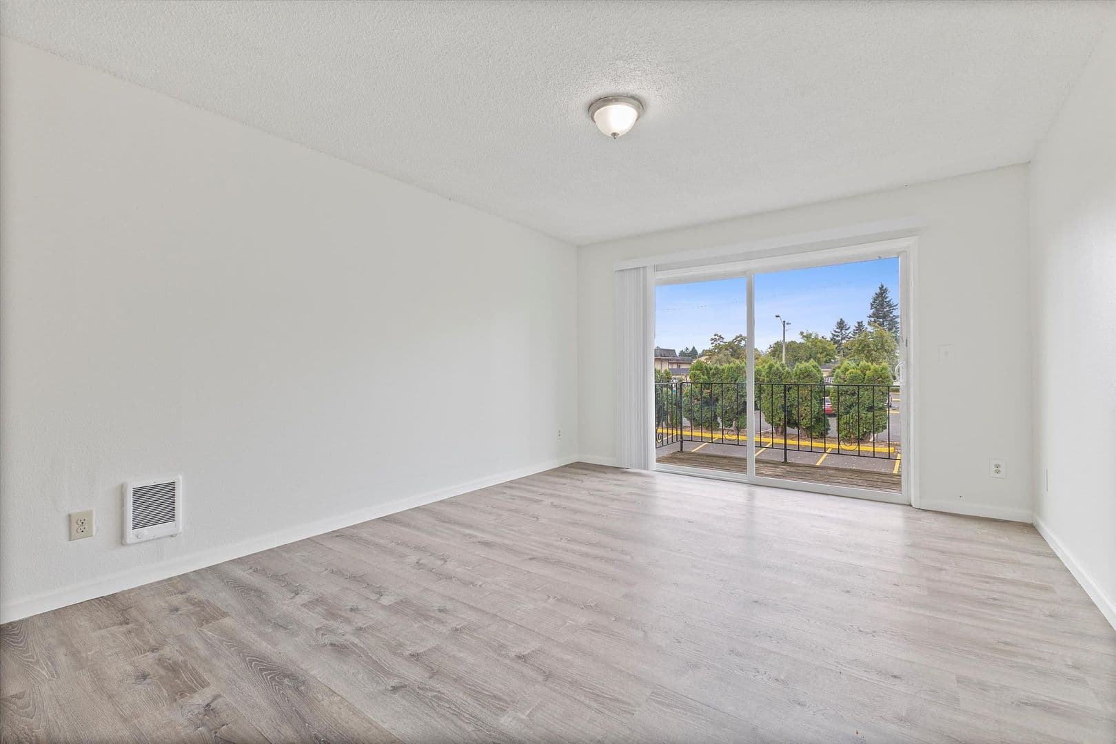 Portland Apartment: 16124 SE Alder St.