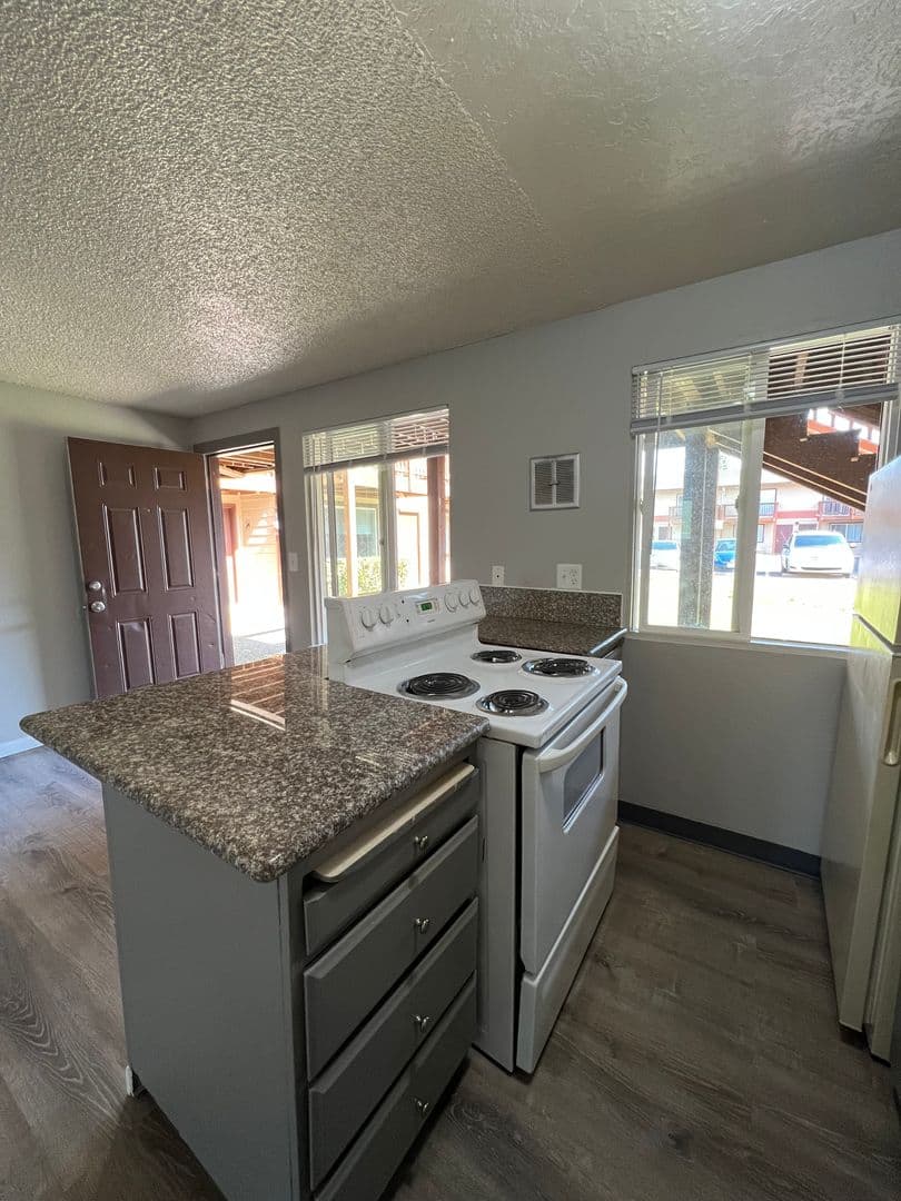 Portland Apartment: 16000 SE Alder St.