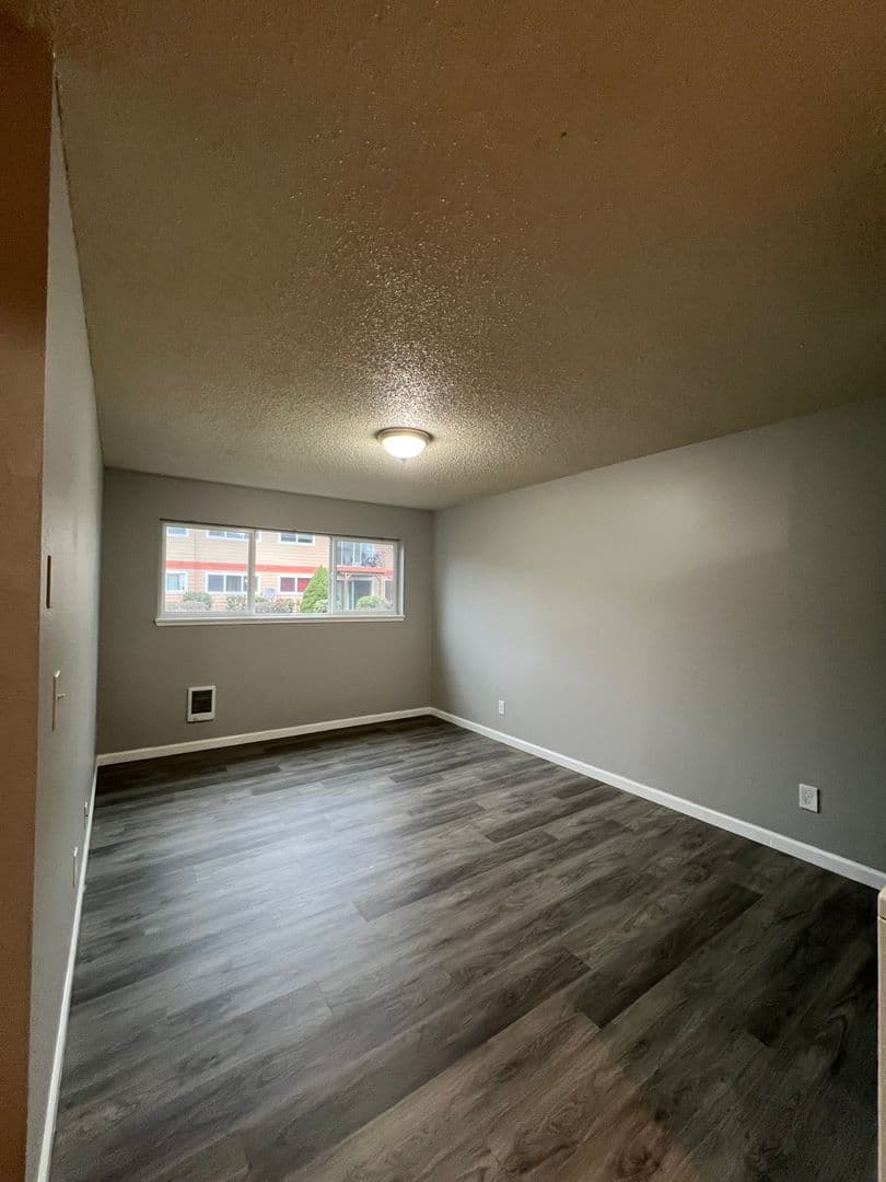 Portland Apartment: 16124 SE Alder St.