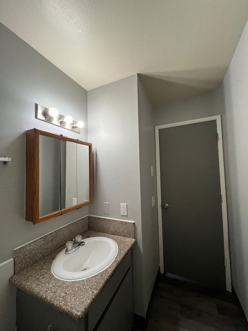 Portland Apartment: 16124 SE Alder St.