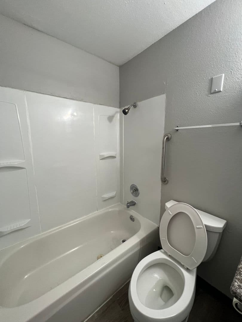 Portland Apartment: 720 SE 187th