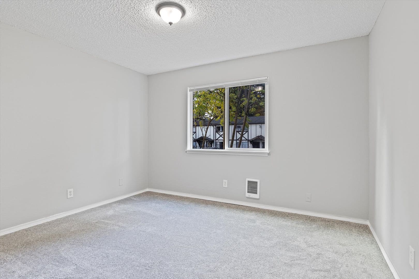 Portland Apartment: 13801-13865 SE Stark