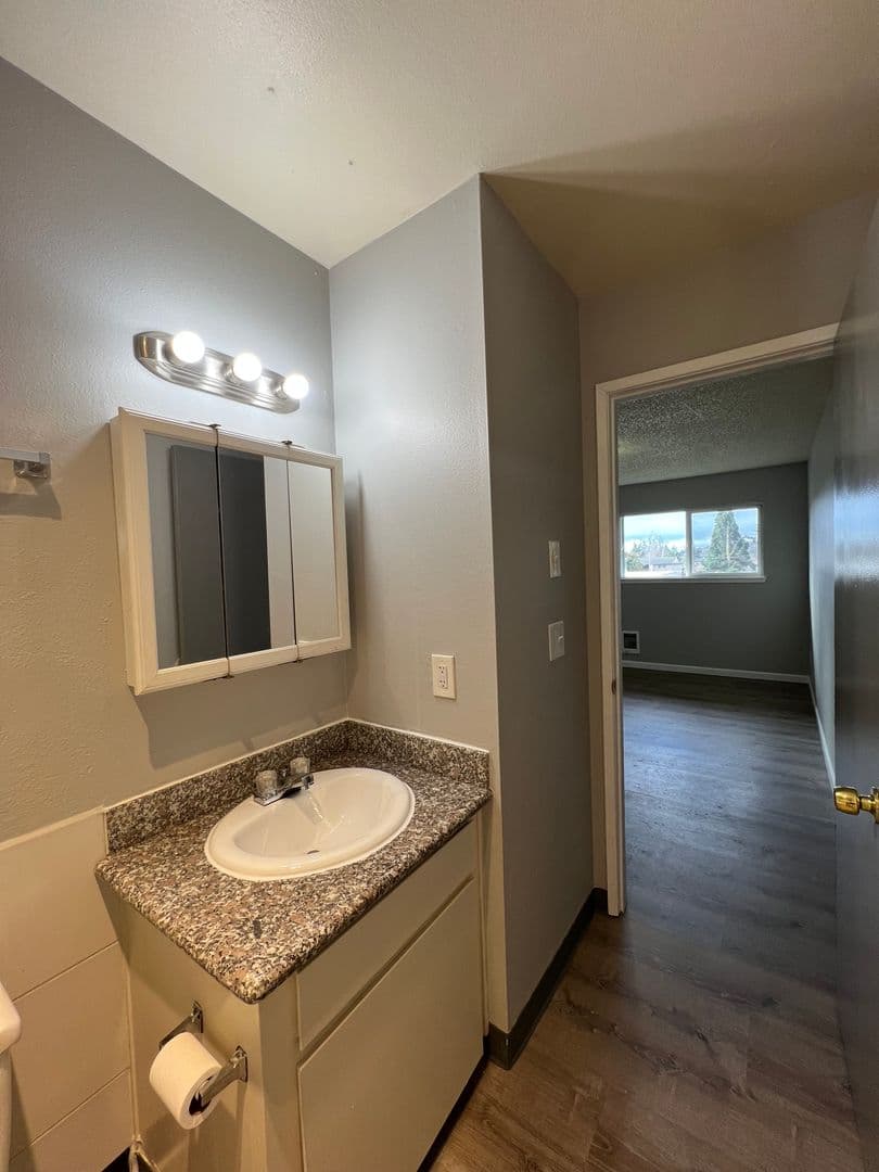Portland Apartment: 16124 SE Alder St.