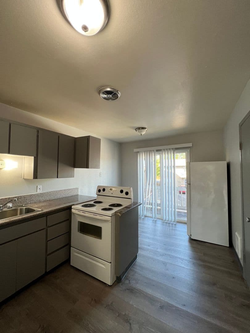 Portland Apartment: 635-741 SE 182nd