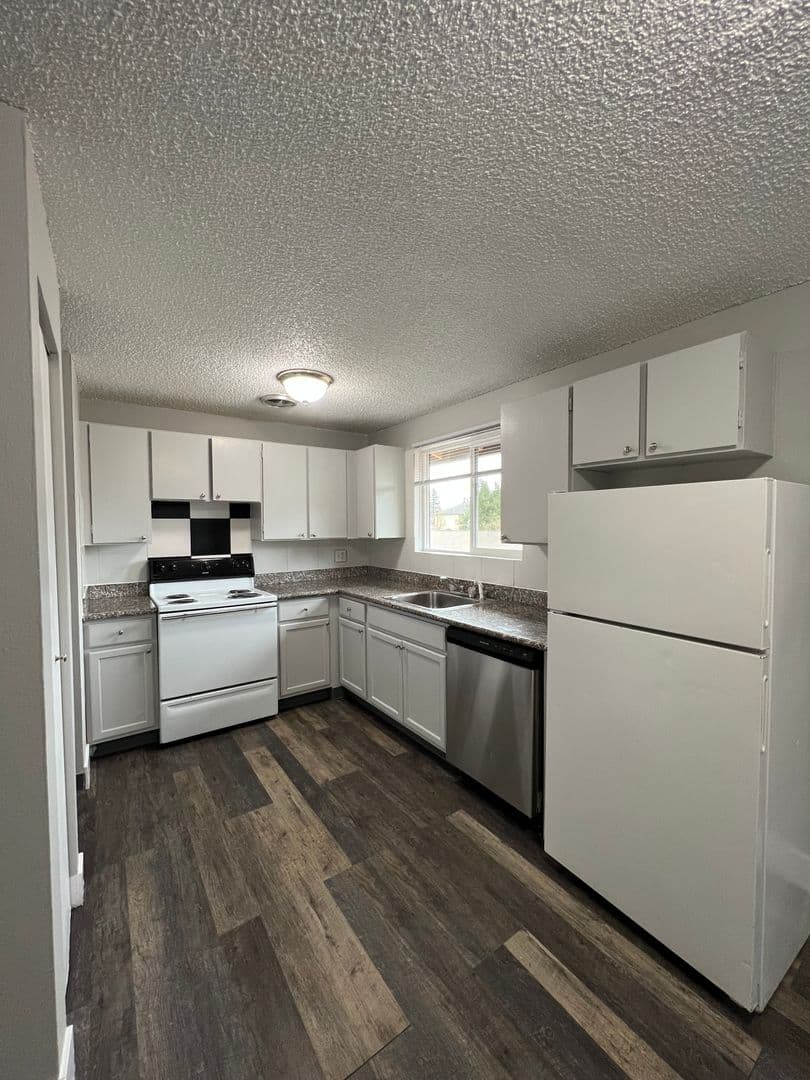 Portland Apartment: 203 SE 162nd