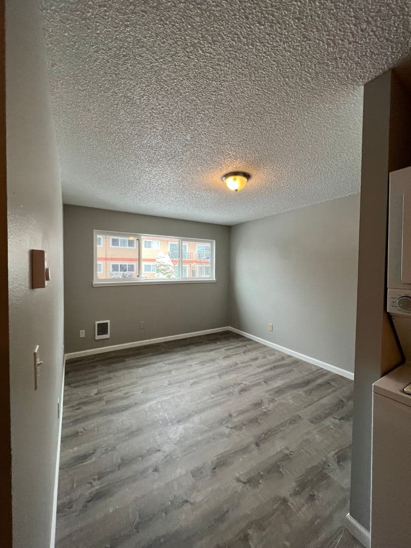 Portland Apartment: 16124 SE Alder St.