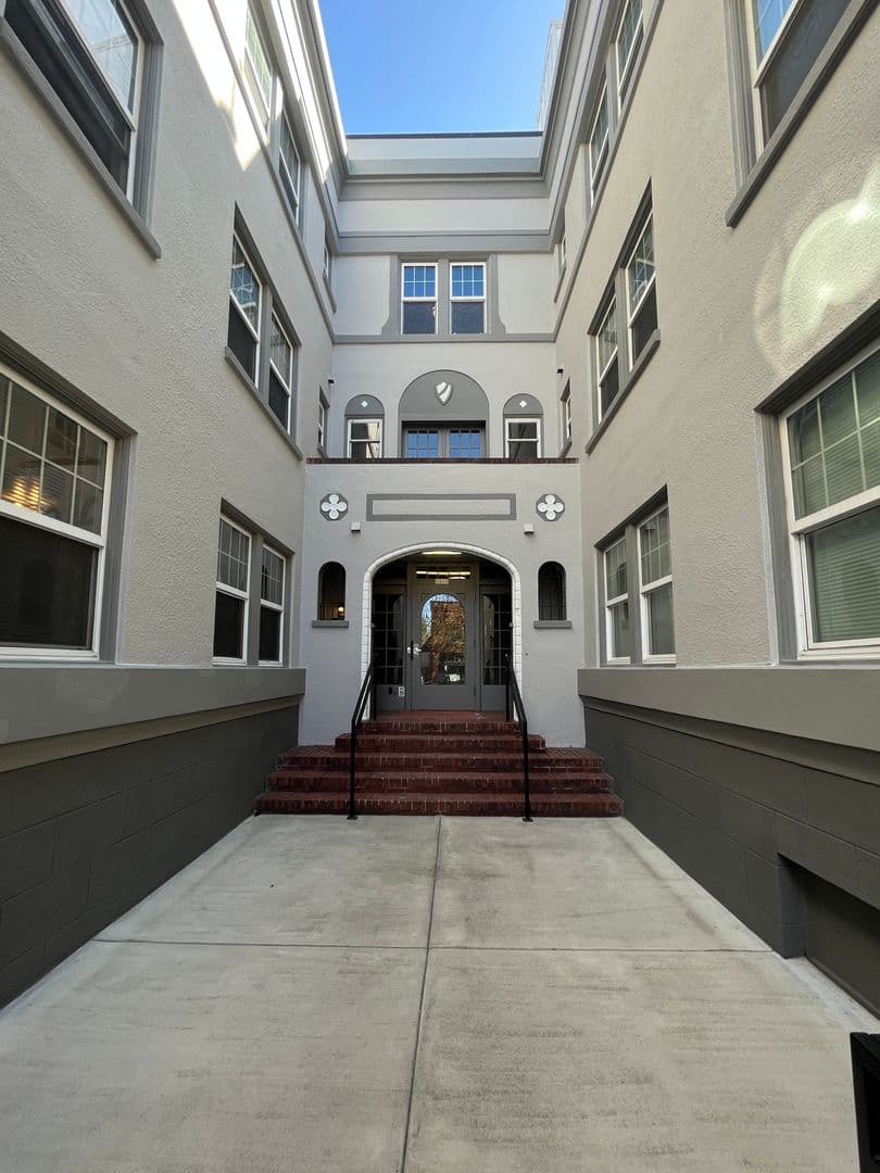 Portland Apartment: 1410 SE Belmont St