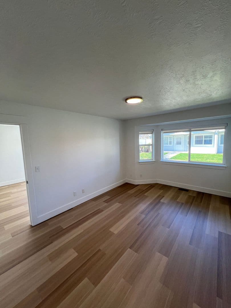 The Dalles Apartment: 1312 W 10th St