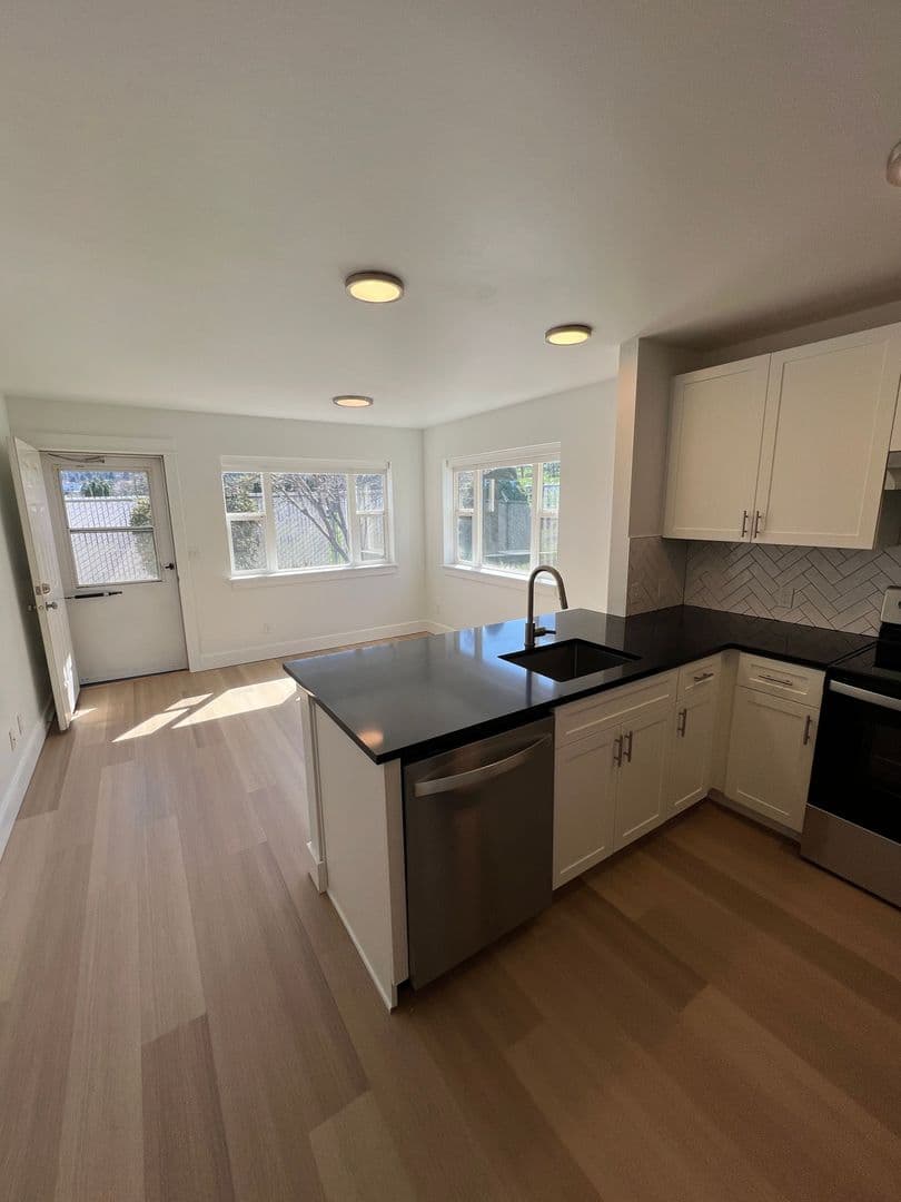The Dalles Apartment: 1312 W 10th St