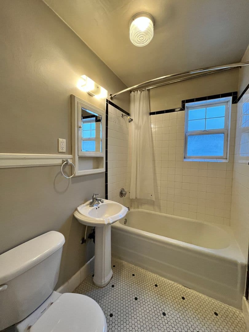 Portland Apartment: 1410 SE Belmont St