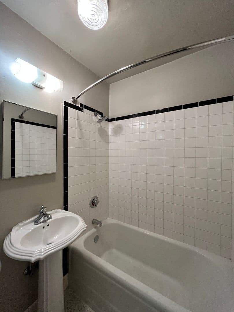 Portland Apartment: 1410 SE Belmont St